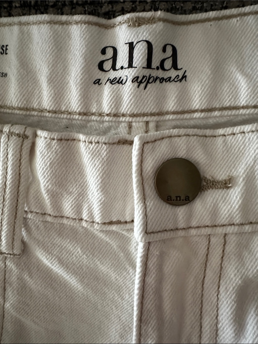 a.n.a High-Rise White Patch-Front Women’s Jeans - Picture 13 of 15